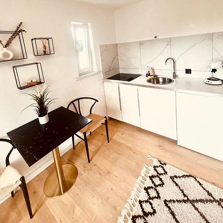 Ferienwohnung An Der Uniklinik Mit Eigener Kueche Und Renoviertem Badezimmer Homburg (Saar) Exterior foto